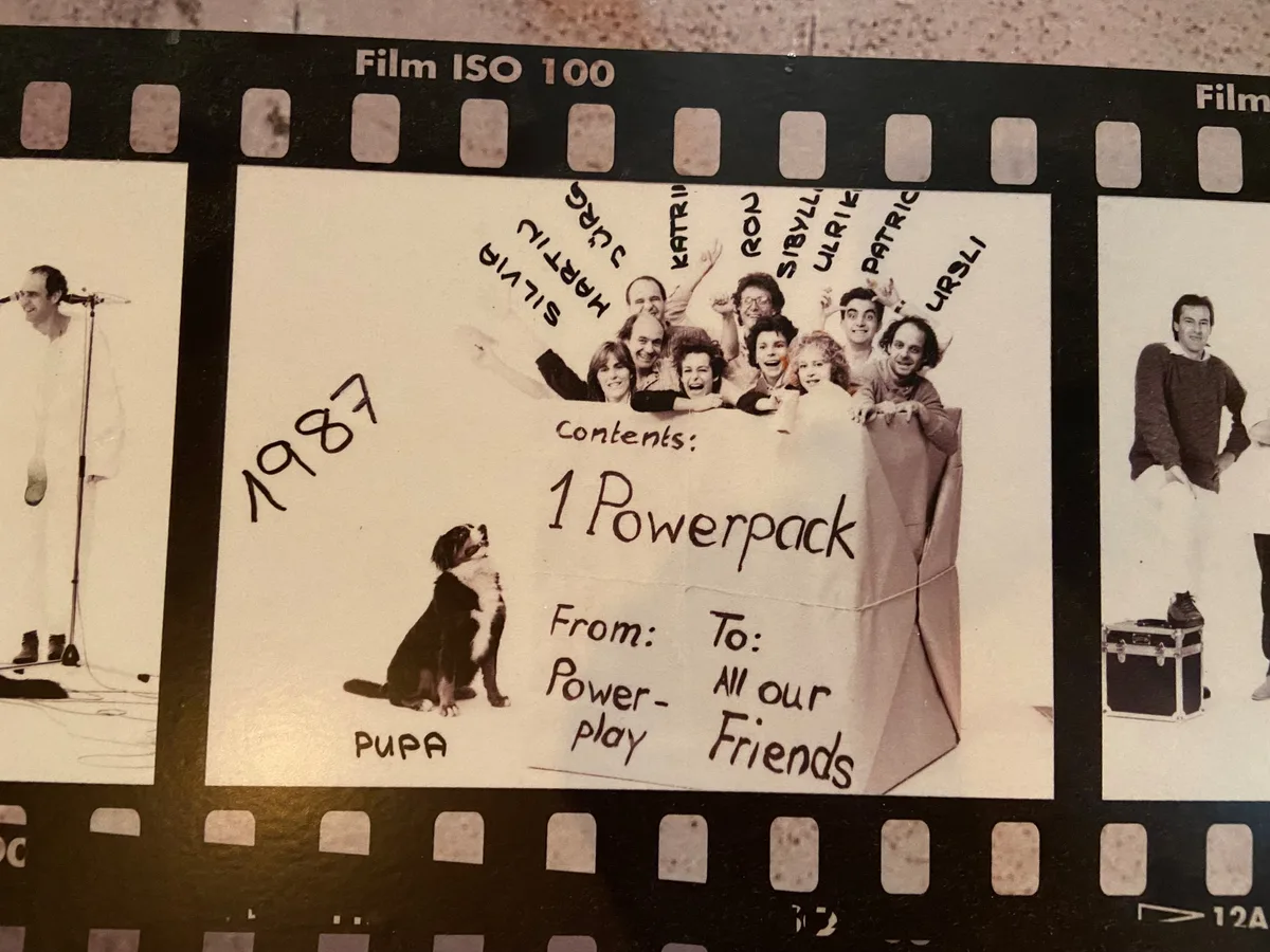 Mitarbeitende der Powerplay Studios Maur mit Ursli, Silvia Hagen und Jürg Peterhans.